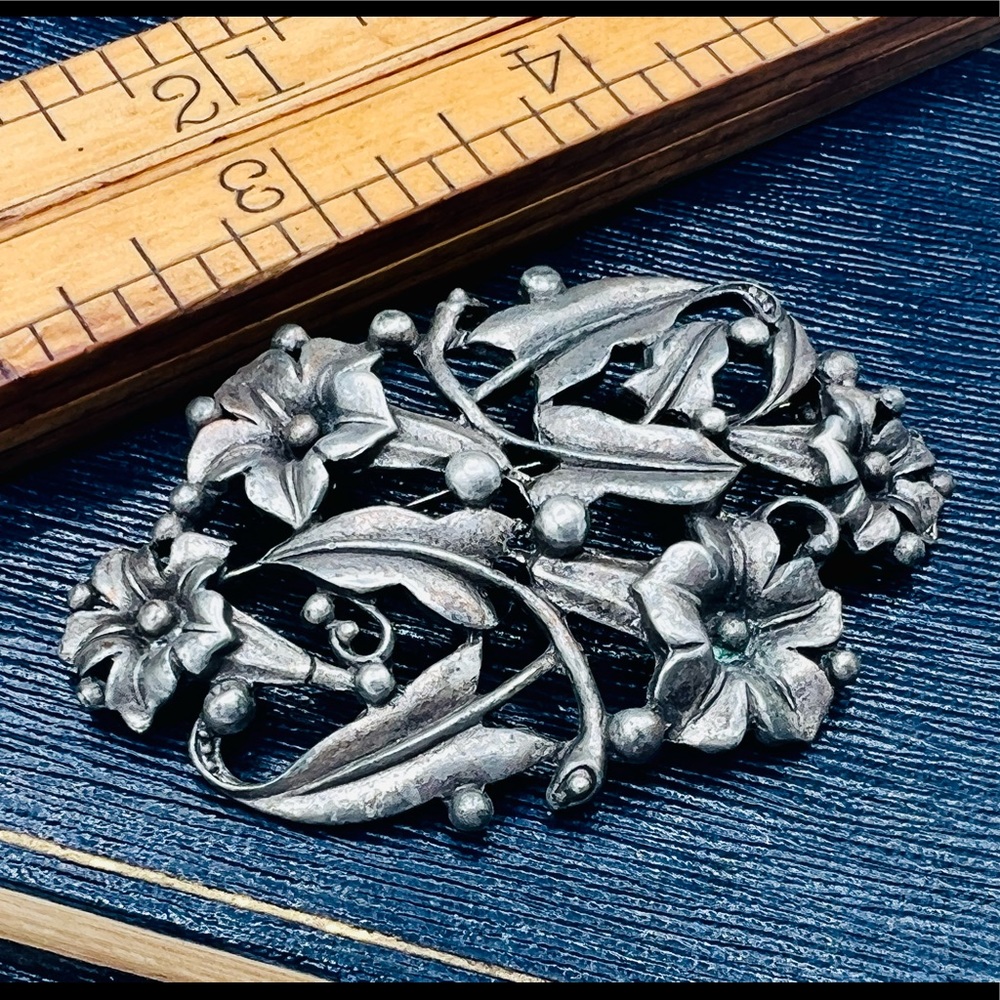 Vintage pewter silver tone floral brooch cutout ivy vines oval trumpet flowers